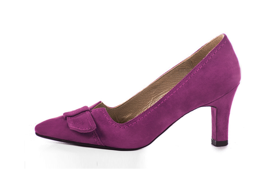 Mulberry purple women's dress pumps, with a knot on the front. Tapered toe. High kitten heels. Profile view - Florence KOOIJMAN